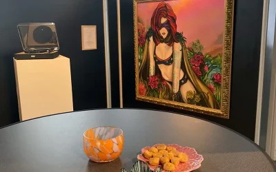 expositie met schilderijen op zwarte wanden