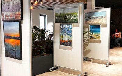 expositie met schilderijen