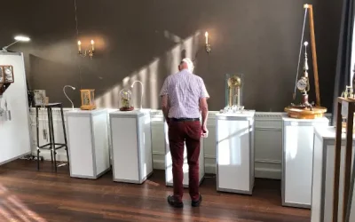 Expositie van klokken op wanden en zuilen